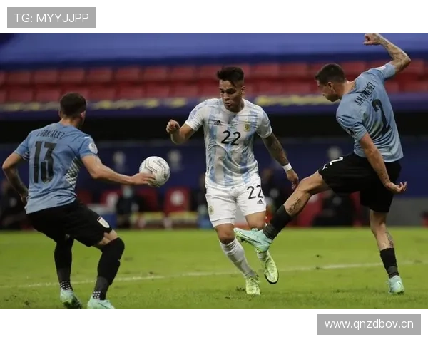 阿尔瓦雷斯 vs 苏亚雷斯:南美锋霸的传承与战术角色差异 阿尔瓦雷斯 vs 苏亚雷斯:南美锋霸的传承与战术角色差异